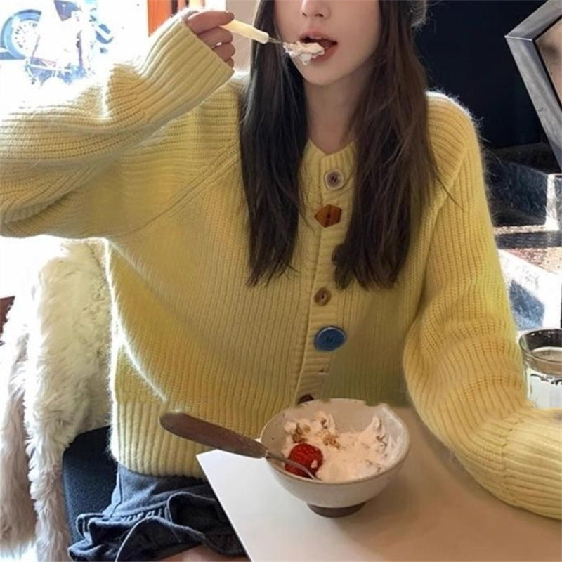 Damen Strickjacke mit bunten Knopfdetails und hohem Kragen WW