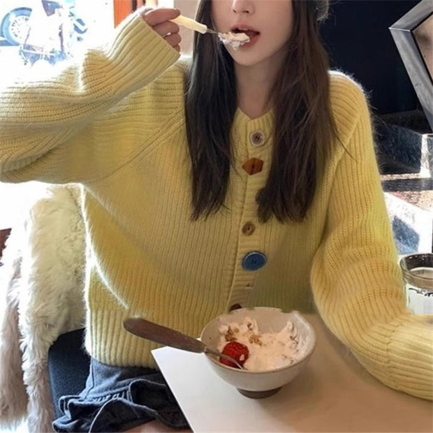 Damen Strickjacke mit bunten Knopfdetails und hohem Kragen WW