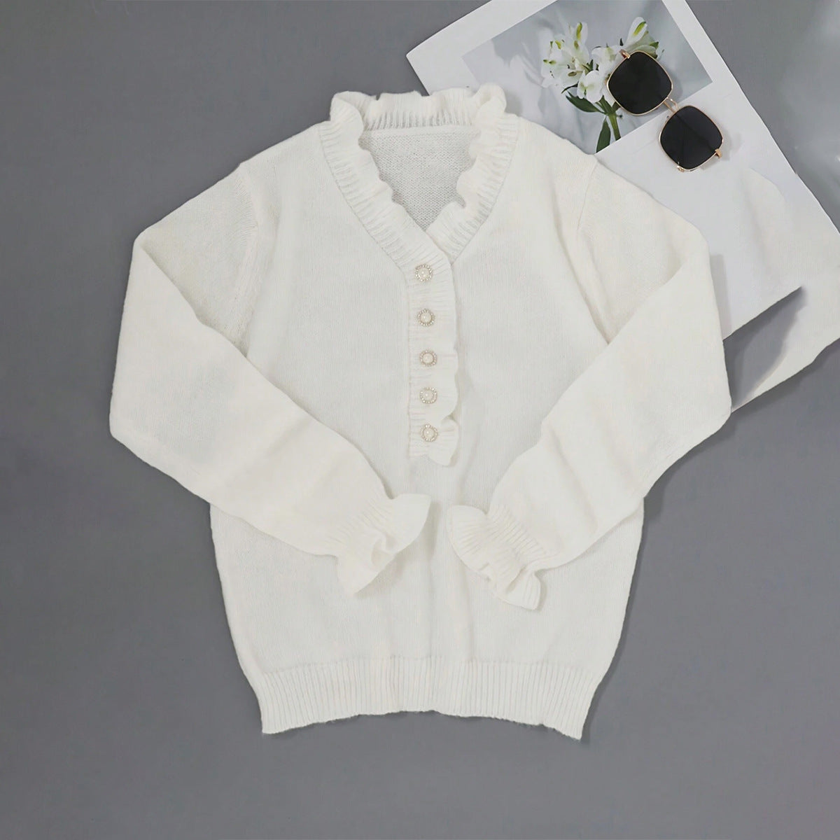 Damen Strickpullover mit Rüschendetails und perlenverzierten Knöpfen WW
