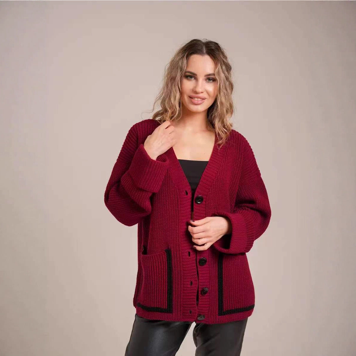 Damen Strickcardigan mit kontrastierenden Knopfdetails und strukturiertem Design WW