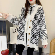 Damen bequeme Strickjacke mit klassischem Karomuster und Holzknöpfen WW