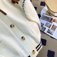 Damen Strickjacke mit einzigartiger Bärenapplikation und modernen Details WW