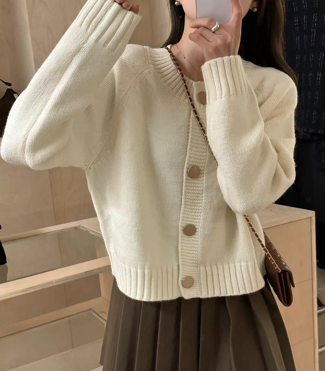 Damen Strickjacke mit Rundhalsausschnitt und dekorativen Knöpfen WW