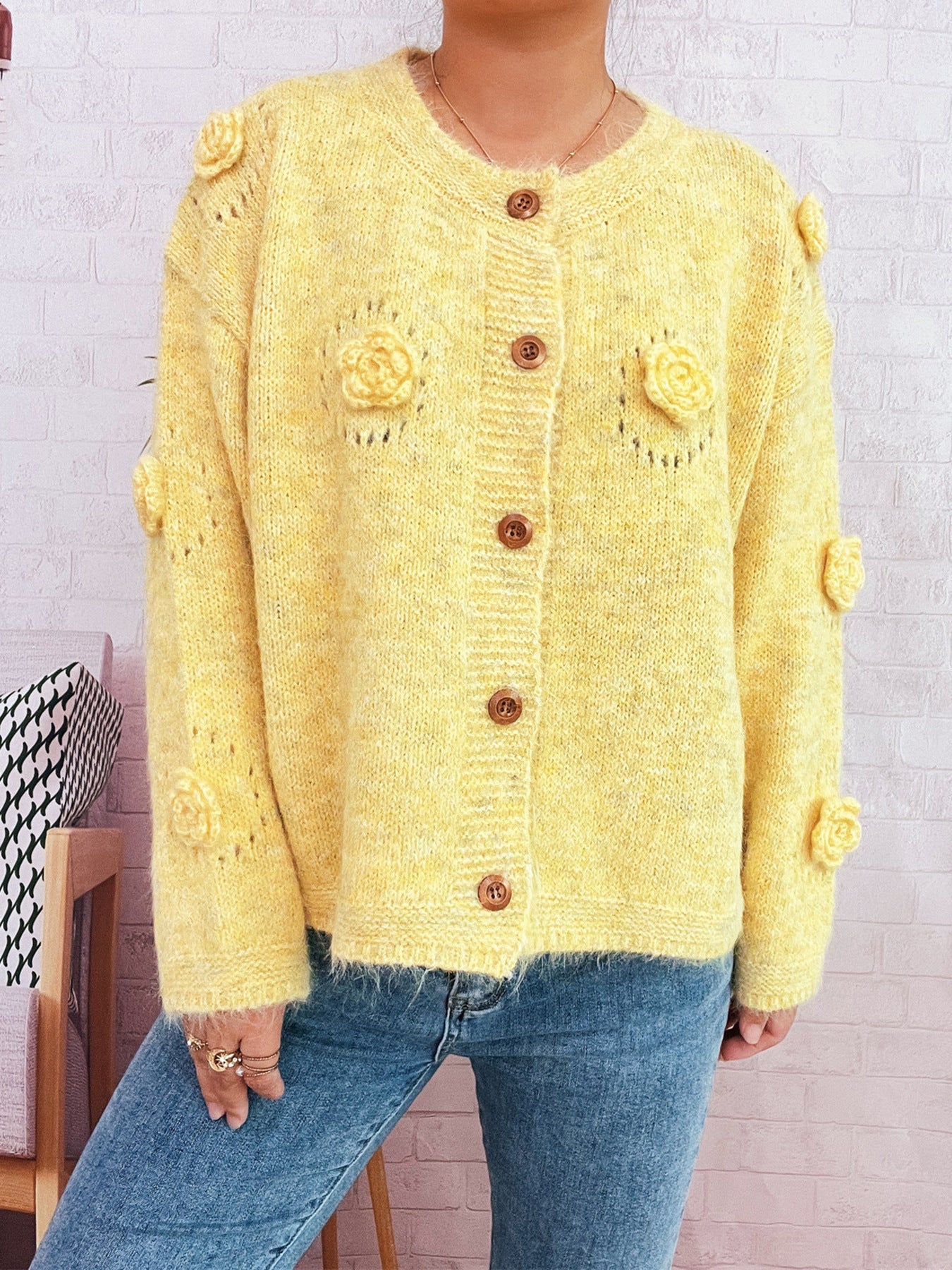 Damen Strickjacke mit floralen Applikationen und dekorativen Knöpfen WW