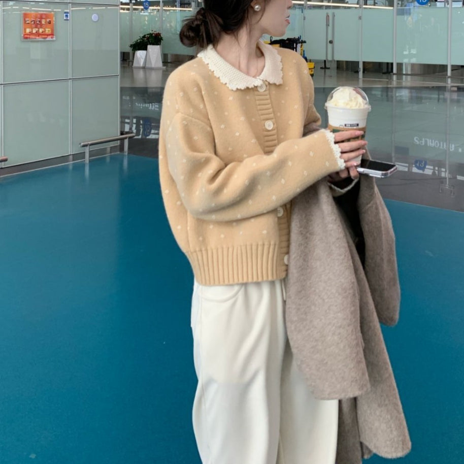 Damen Strickjacke mit Rüschenkragen und Knopfdetails WW