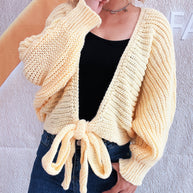 Damen Strickjacke mit verspieltem Bindegürtel und voluminösen Ärmeln WW