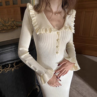 Damen Raffiniertes Strickkleid mit Rüschendetails und Perlknopfverzierung WW