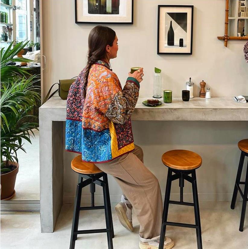 Damen Quilted Jacke mit buntem Patchwork-Design und praktischen Taschen WW