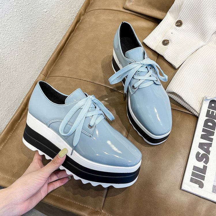 Damen Modische Plateau-Sneaker mit schickem Glanz und komfortabler Sohlenkonstruktion W&W