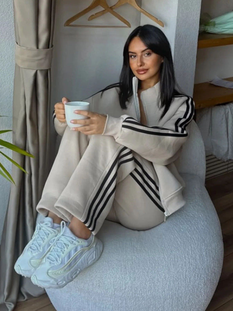 Damen Sportlicher Loungewear-Anzug mit hohem Kragen und seitlichen Streifen WW
