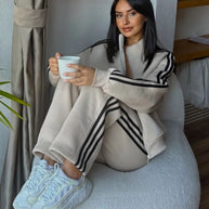 Damen Sportlicher Loungewear-Anzug mit hohem Kragen und seitlichen Streifen WW