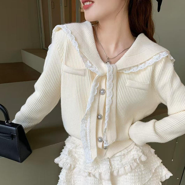Damen Strickjacke mit Rüschen-Halsband und dekorativen Knöpfen WW