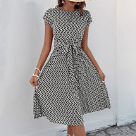 Damen Midikleid mit raffiniertem Taillengürtel und verspieltem Muster WW