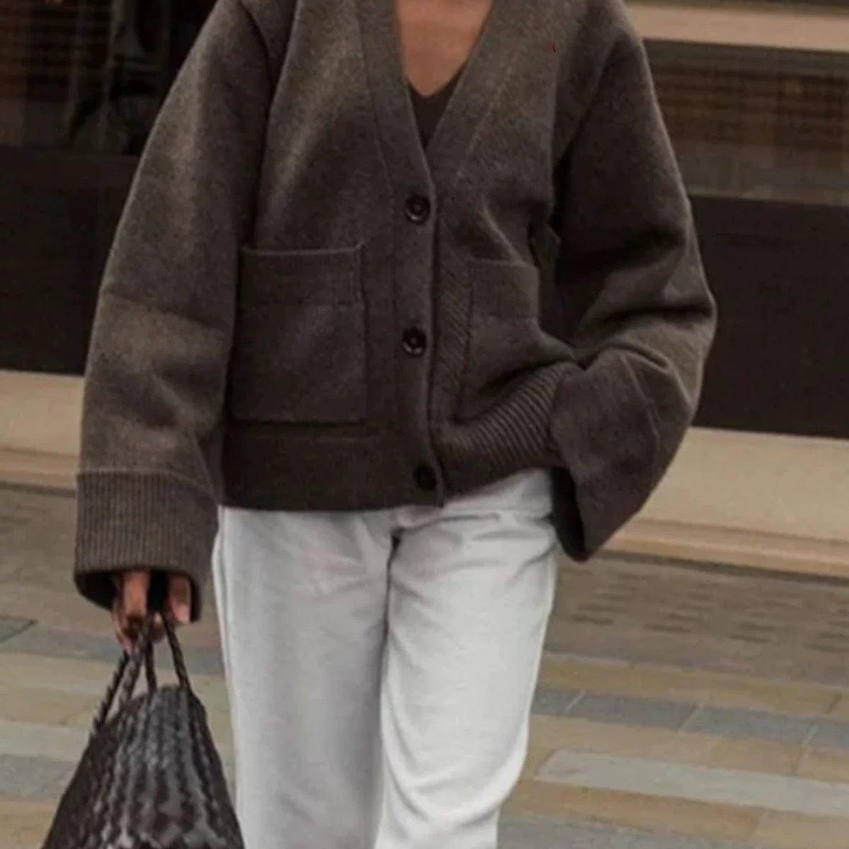 Damen Strickjacke mit tiefem V-Ausschnitt und praktischen Taschen WW