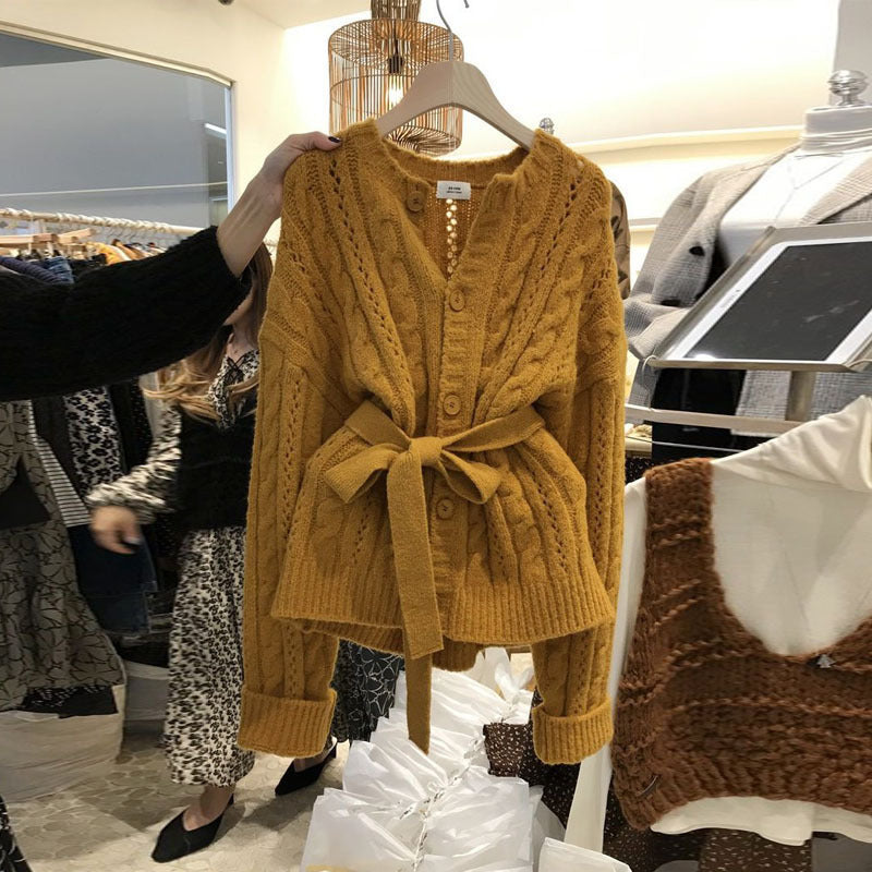 Damen Strickjacke mit Taillengürtel und Zopfmuster WW