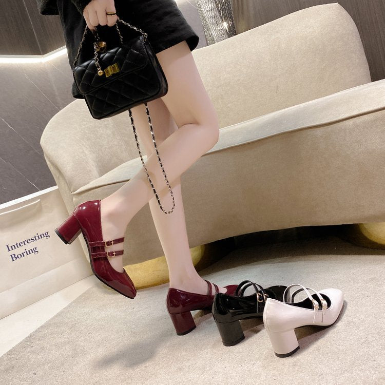 Damen Elegante Mary Jane Pumps mit dekorativen Riemchen und hochglänzendem Finish W&W