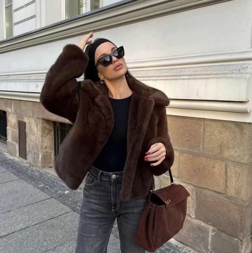 Damen Kunstpelzjacke mit klassischem Kragen und eleganter Silhouette WW
