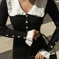 Damen Raffiniertes Strickkleid mit Rüschendetails und Perlknopfverzierung WW