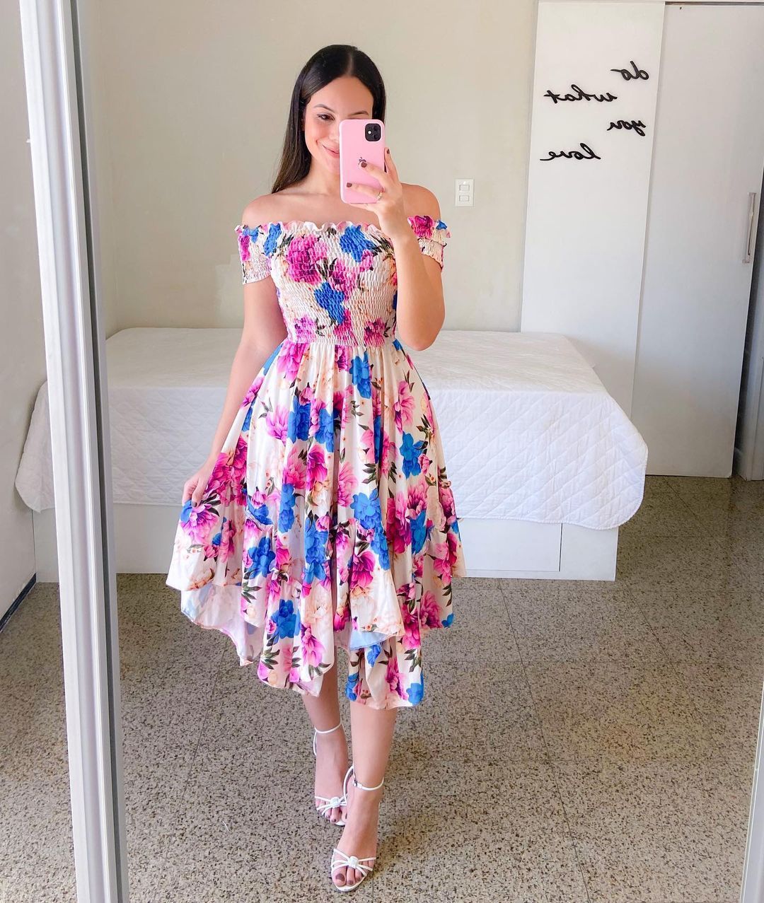 Damen Sommerliches Off-Shoulder Kleid mit farbenfrohem Schmetterlingsmuster und geschmeidigem Faltenwurf W&W Mode