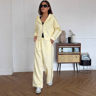 Damen bequemer Hoodie und weite Sporthose mit seitlichen Akzenten WW