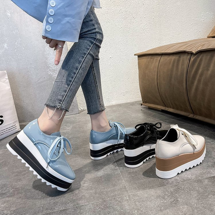 Damen Modische Plateau-Sneaker mit schickem Glanz und komfortabler Sohlenkonstruktion W&W Mode