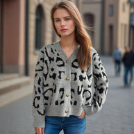 Damen Strickjacke im modernen Leopardenmuster mit Knopfdetails WW