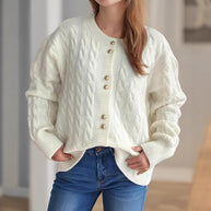 Damen Strickjacke mit eleganter Zopfmusterstruktur und dekorativen Knöpfen WW