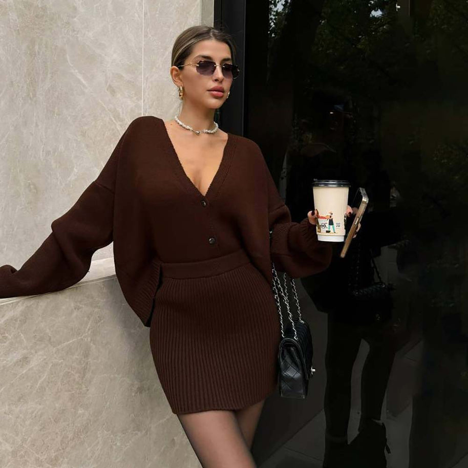 Damen Strick-Anzug mit tiefem V-Ausschnitt und Knopfdetail WW