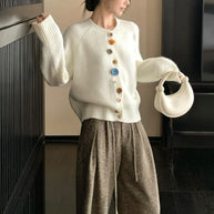 Damen Strickjacke mit bunten Knopfdetails und hohem Kragen WW