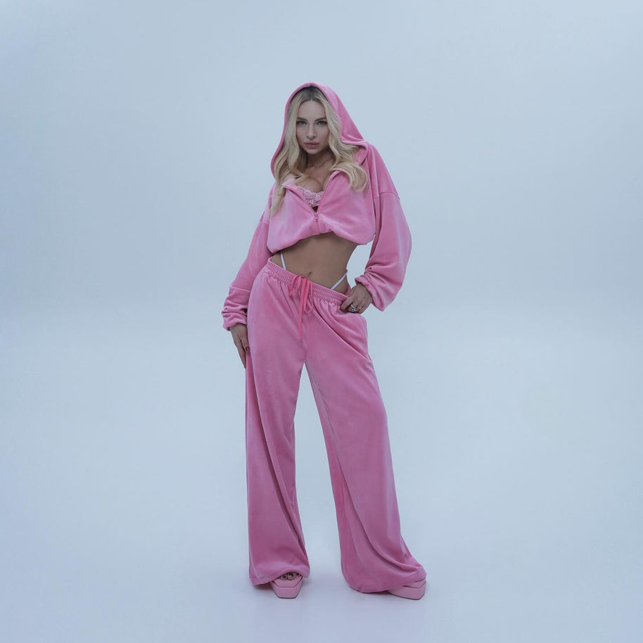 Damen sportliches Freizeit-Outfit mit cropped Hoodie und weit geschnittenen Hosen WW
