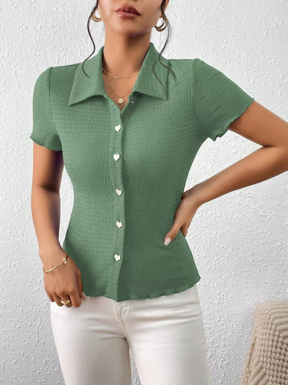 Damen Kurzarmbluse mit strukturiertem Design und herzförmigen Knöpfen WW