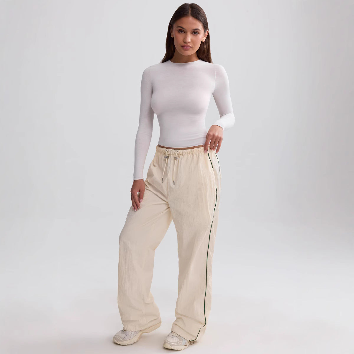 Damen Sportanzug mit hohem Kragen und farblich abgesetzten Akzenten WW