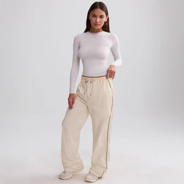 Damen Sportanzug mit hohem Kragen und farblich abgesetzten Akzenten WW