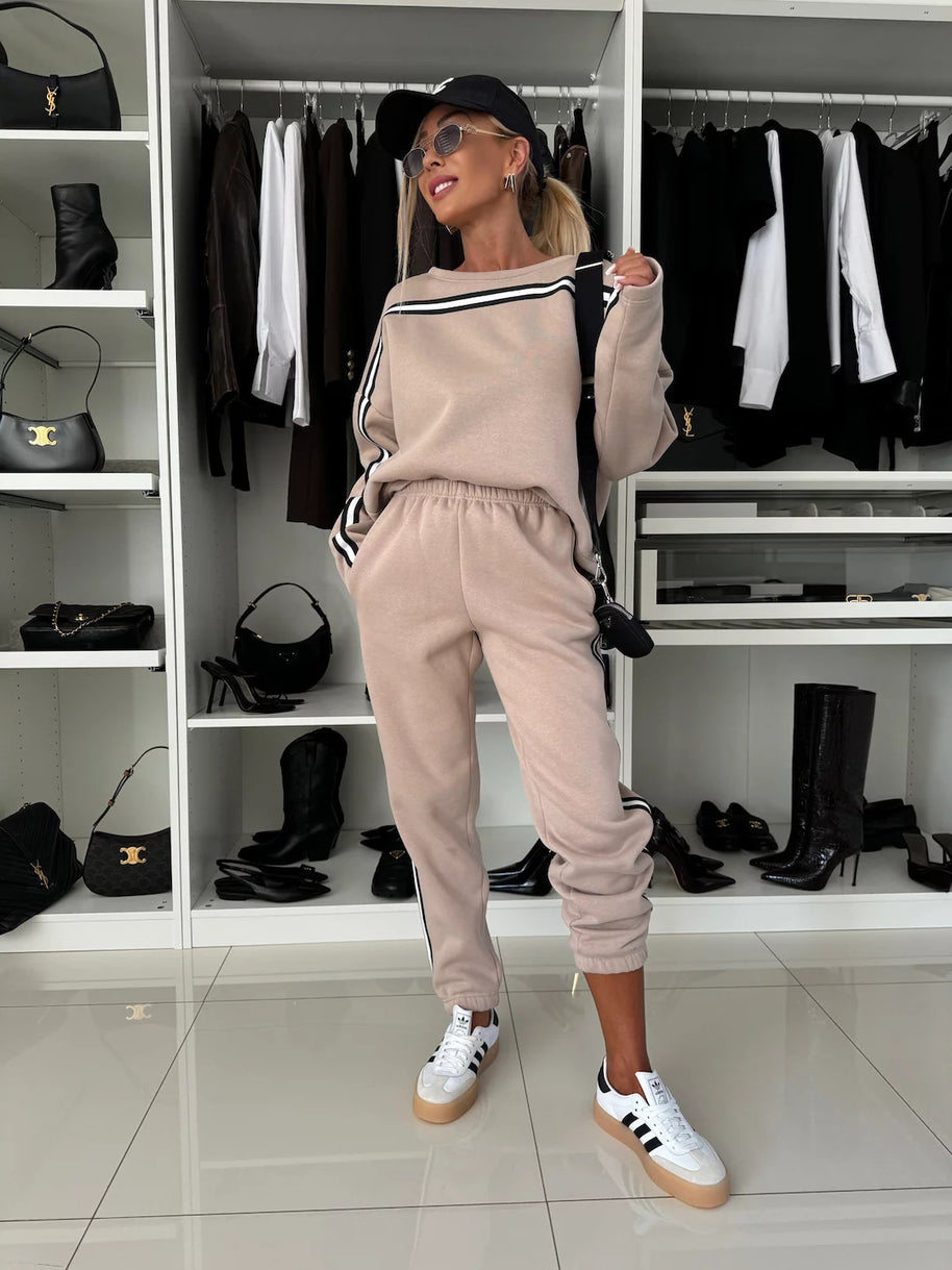 Damen sportliches und lässiges Set mit schmal geschnittenem Oberteil und Jogginghose WW