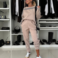 Damen sportliches und lässiges Set mit schmal geschnittenem Oberteil und Jogginghose WW