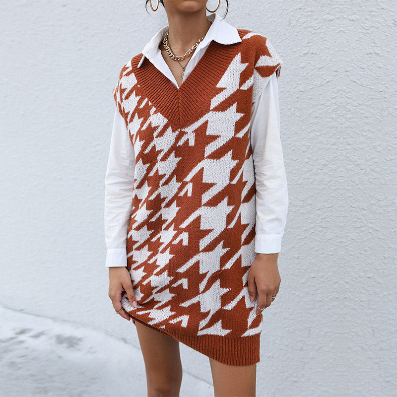 Damen Strickkleid mit modernem Hahnentrittmuster und V-Ausschnitt WW