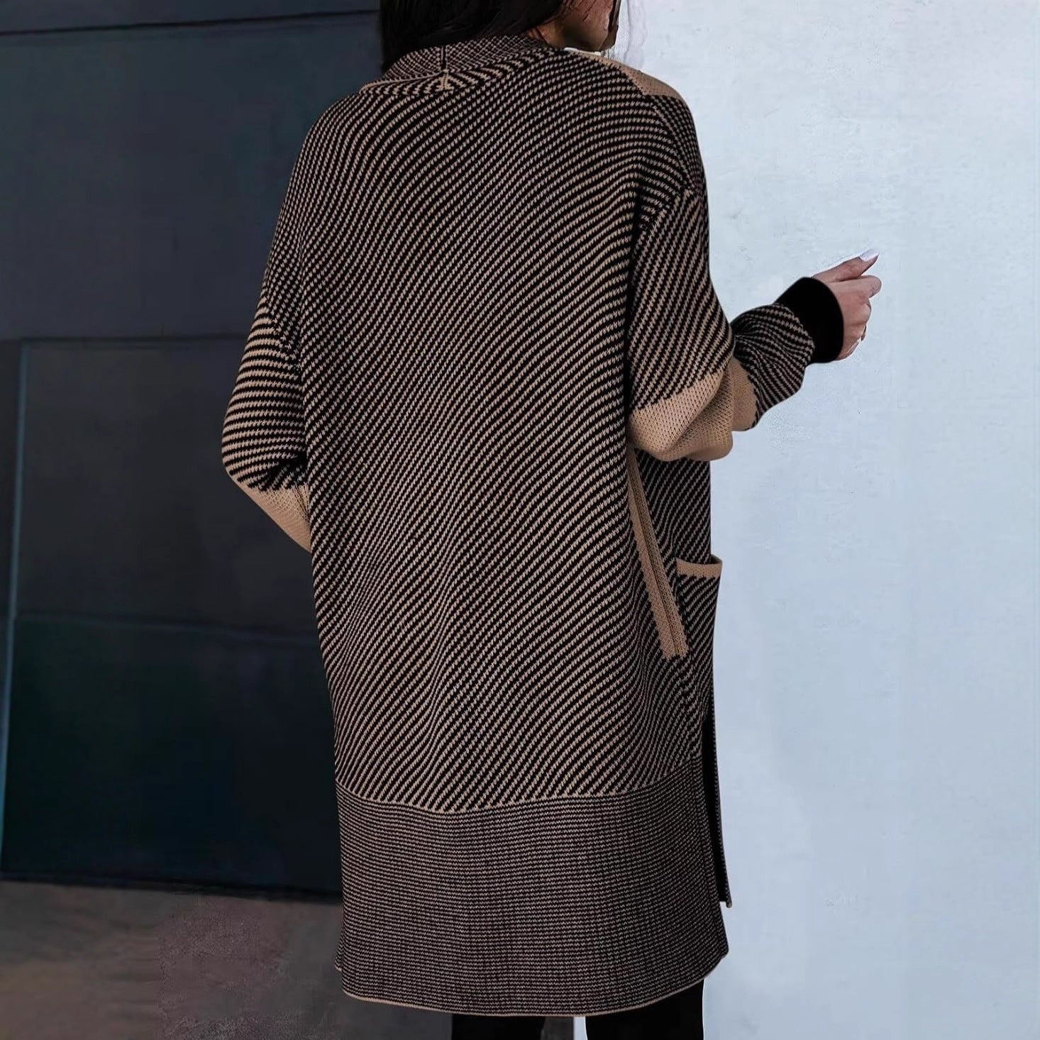 Damen Strickjacke mit modischem Muster und praktischen Taschen WW