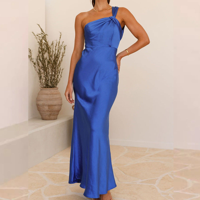 Damen elegant geschnittenes Maxikleid mit asymmetrischem Träger und fließendem Satin-Finish WW