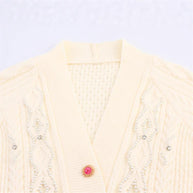 Damen Strickjacke mit detaillierter Zopfmusterung und eleganten Rüschendetails WW