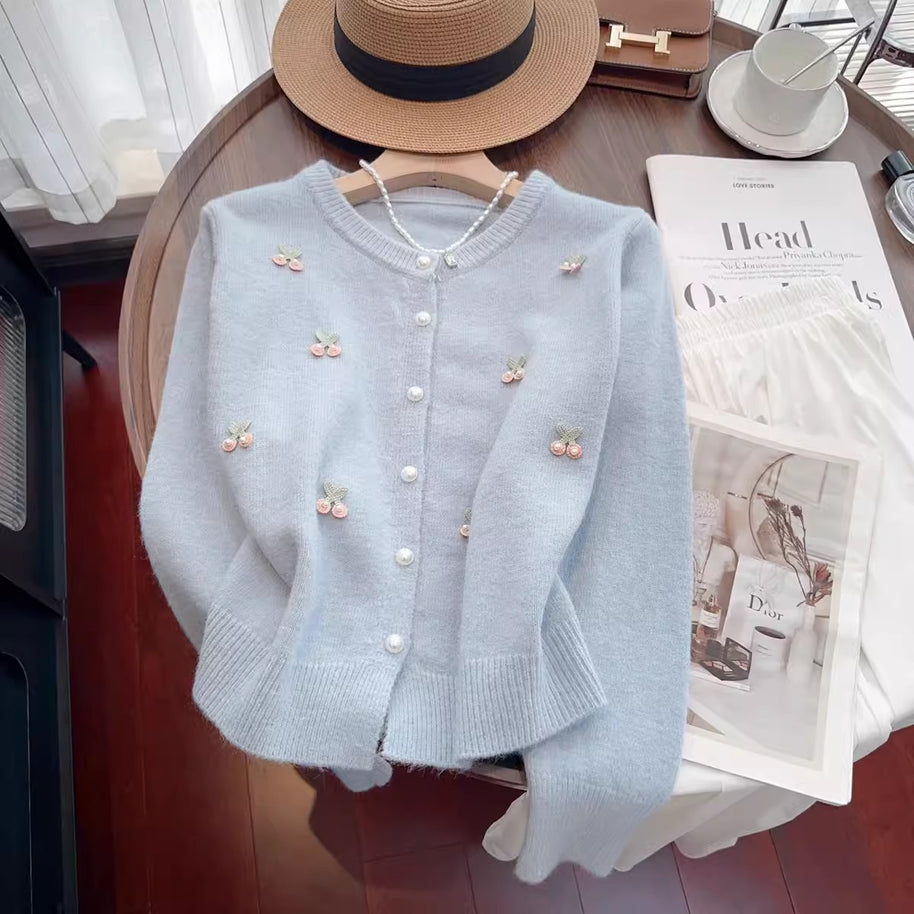 Damen Strickjacke mit floralen Stickereien und Perlenknöpfen WW