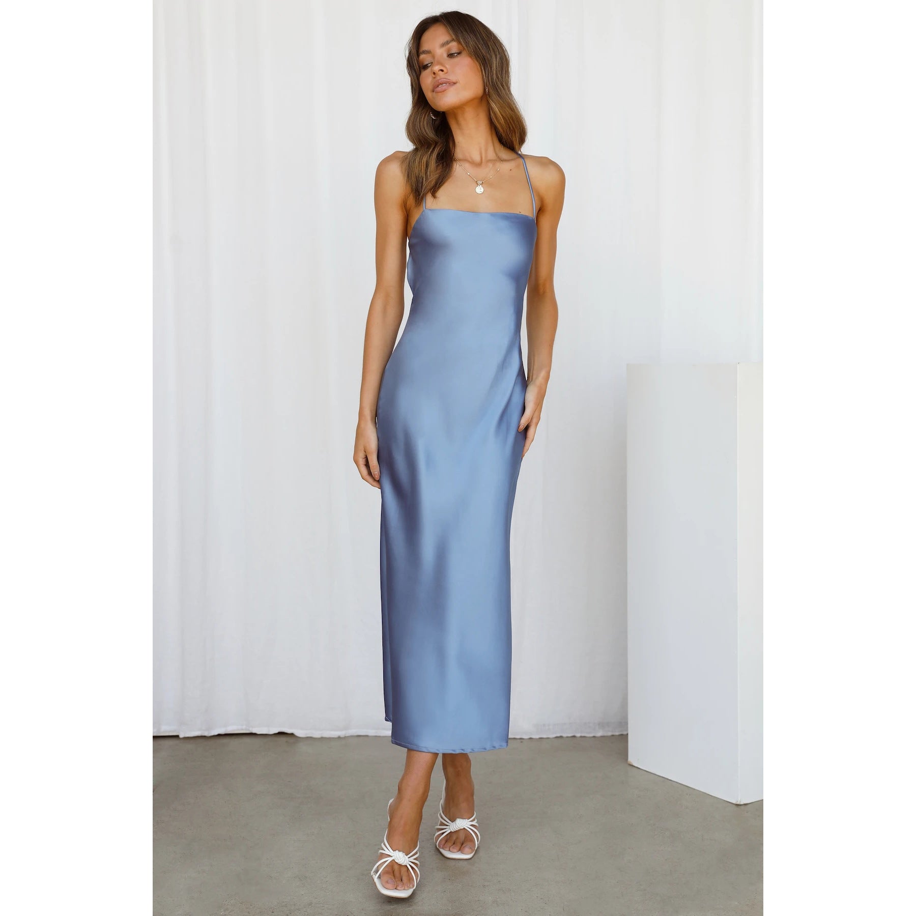 Damen Satinmaxikleid mit schmalem Schnitt und Spaghettiträgern WW