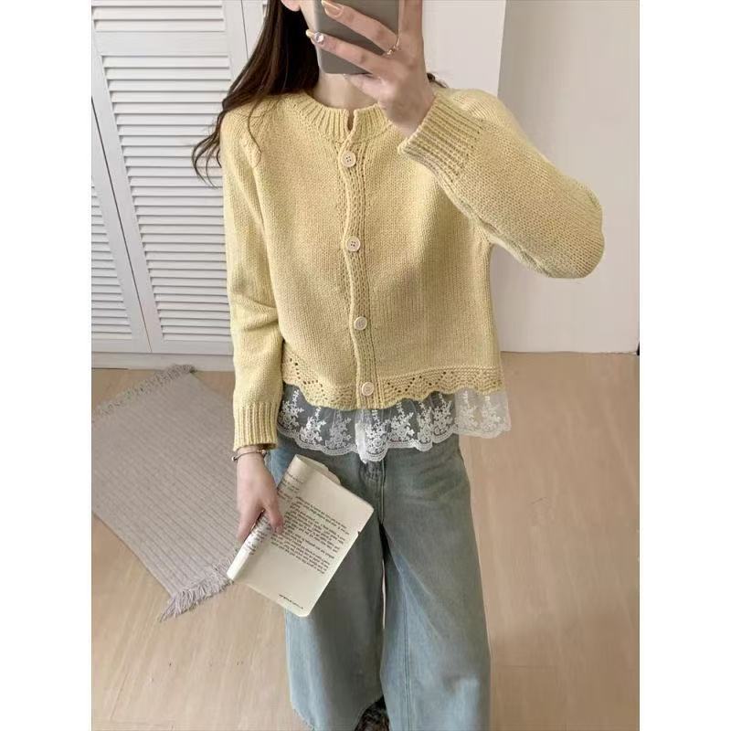 Damen Strickjacke mit dekorativer Spitzenunterlage und Knopfdetails WW