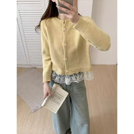 Damen Strickjacke mit dekorativer Spitzenunterlage und Knopfdetails WW