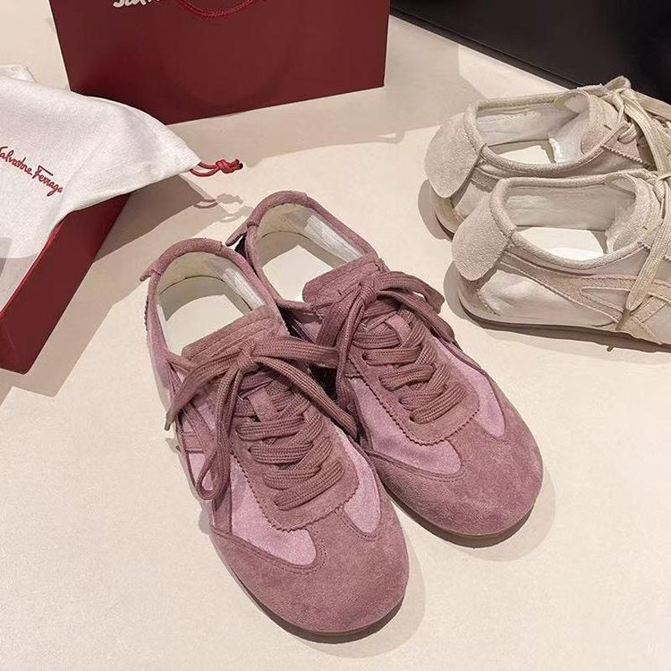 Damen Sneakers aus atmungsaktivem Wildleder mit modischen Schnürdetails WW