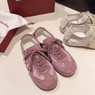 Damen Sneakers aus atmungsaktivem Wildleder mit modischen Schnürdetails WW