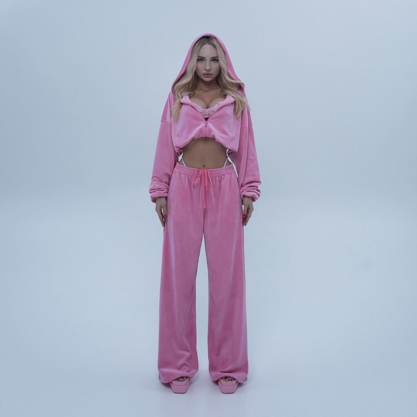 Damen sportliches Freizeit-Outfit mit cropped Hoodie und weit geschnittenen Hosen WW