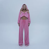 Damen sportliches Freizeit-Outfit mit cropped Hoodie und weit geschnittenen Hosen WW