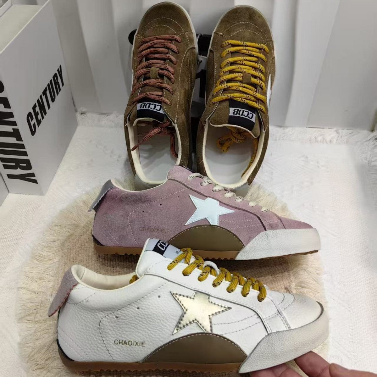 Damen Sneakers mit weichem Wildleder und modischen Details WW