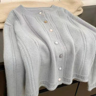 Damen Strickjacke mit dekorativem Rippdesign und Knopfverschluss WW