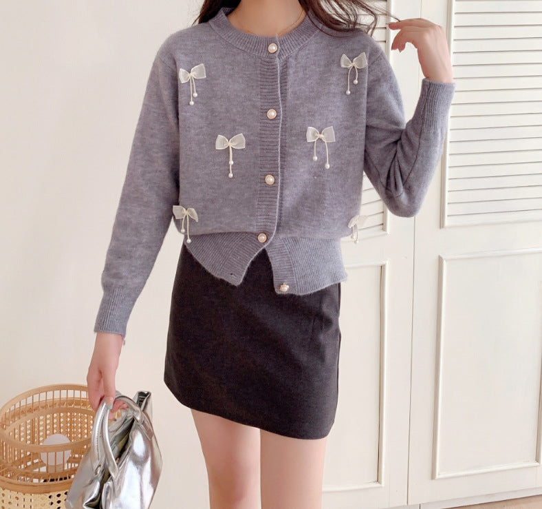 Damen Strickjacke mit Spitzenverzierungen und Knopfdetails WW